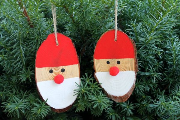 DIY Christmas Crafts for Kids Two Santas chilling on logs